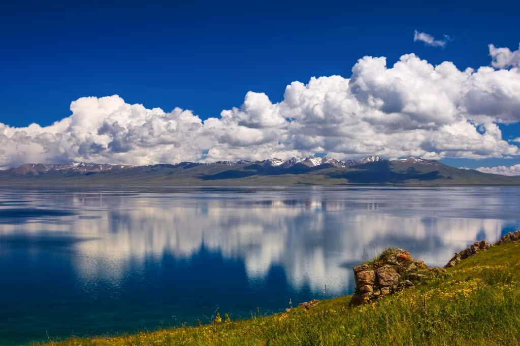Lago incrível de Kel-Suu